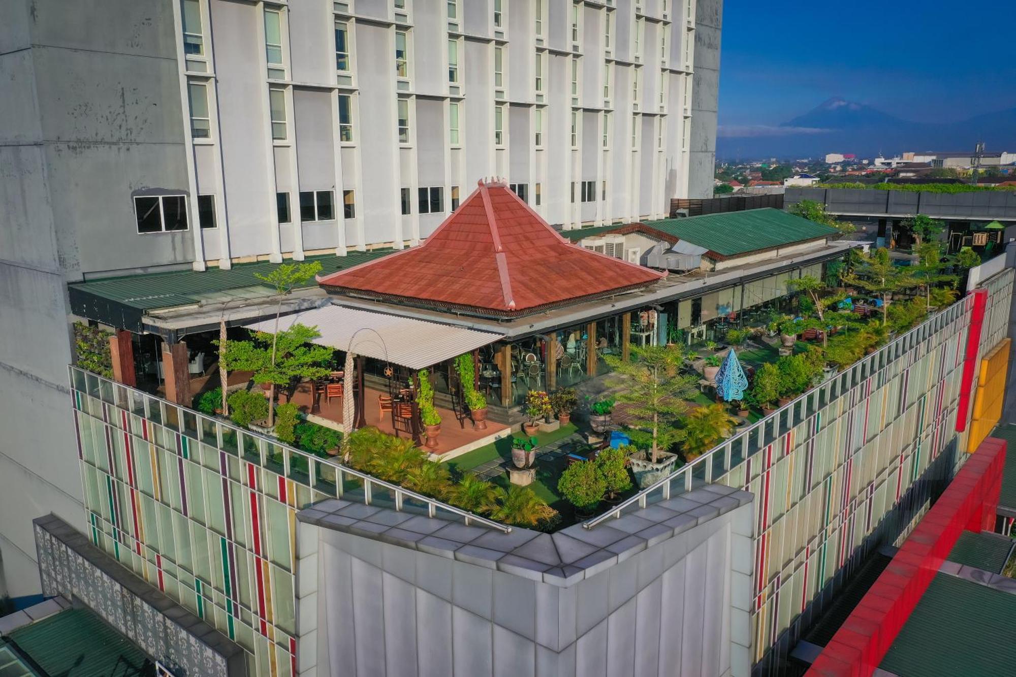 Swiss-Belinn Saripetojo Solo Exteriör bild